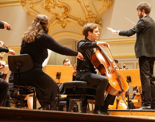 Zwei romantische Solowerke für Violoncello, gespielt von Jacob Turnbull, rundeten erste Hälfte ab. 