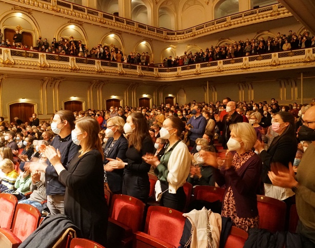 Standing Ovations in der mit über 1.000 Zuschauern gefüllten Laeiszhalle.